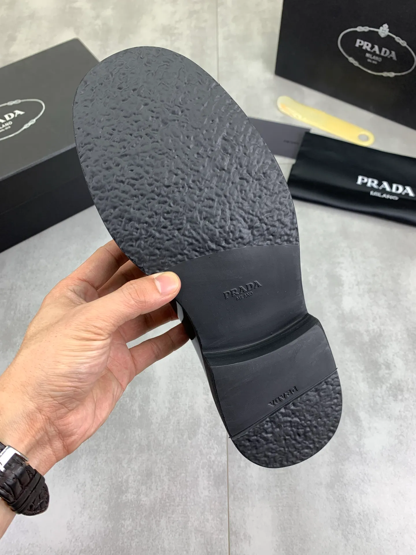 Factory price P840 💰Original quality, top version🔱 ＰＲＡＤＡPrada. Men's business casual leather shoes, top quality cow leather. 1:1 shipment ⬆️Luxurious and noble, all made of imported original first-layer fine suede cowhide, just to create a more comfortable wearing experience. Upper: original comfortable open-edge bead-rubbed calfskin ➕Top imported water-dyed full cow lining, original high-end lightweight and comfortable TPU combination bottom ✔️Code number: 39-44 (38 45 Can be customized)